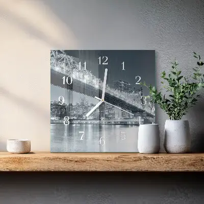 Stakleni četvrtasti sat Most