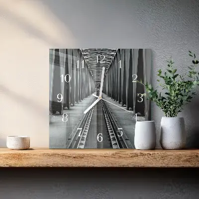Stakleni četvrtasti sat Željezničke pruge