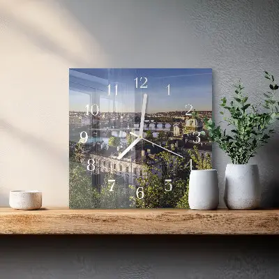 Stakleni četvrtasti sat Prag