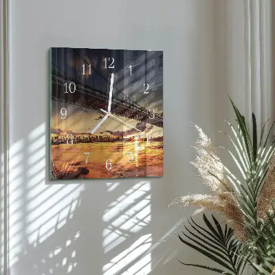 Stakleni četvrtasti sat Riječni most
