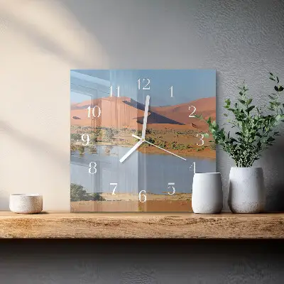 Stakleni četvrtasti sat Pustinja