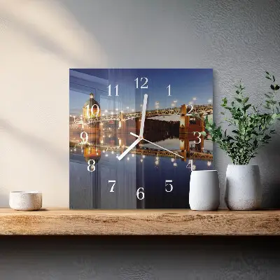 Stakleni četvrtasti sat Most preko rijeke