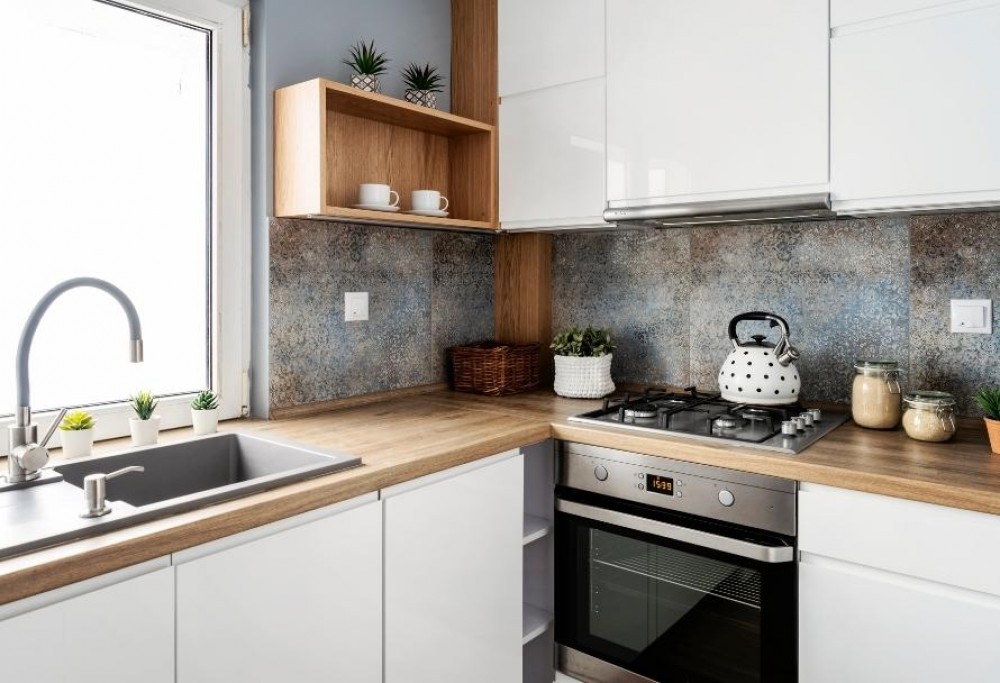 bijela kuhinja s drvenom pločom