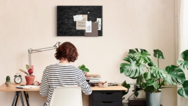 Što staviti na zid pored radnog stola? Vodič